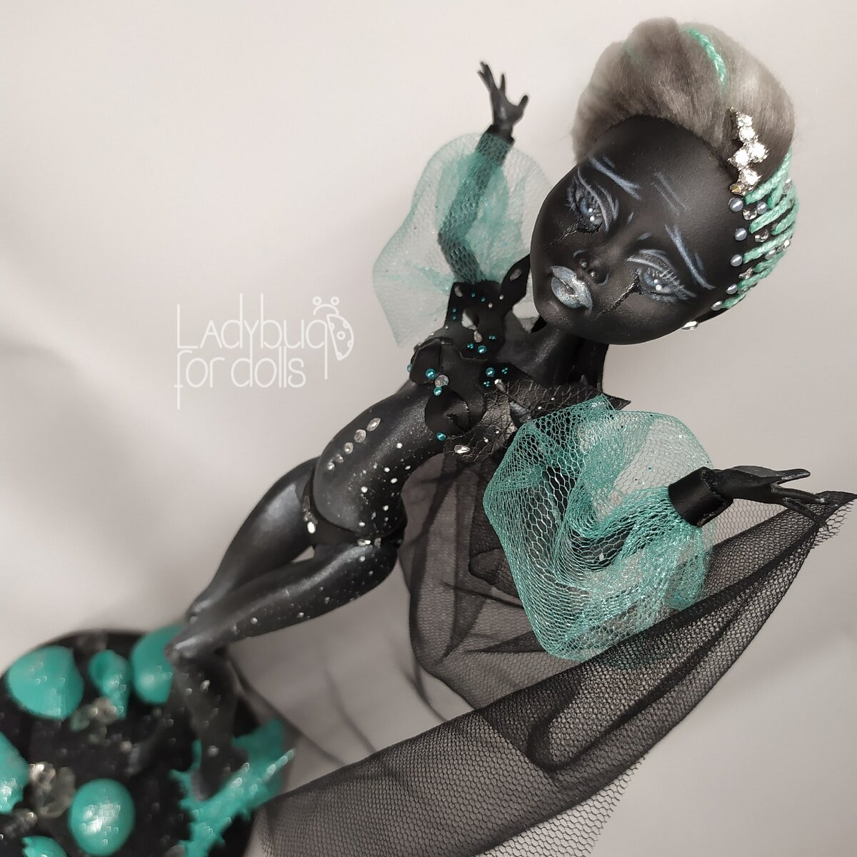 Мой последний на данный момент ООАК на кукле, которая изначально была белая как снег))