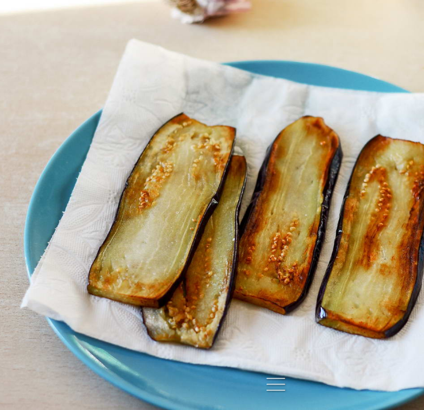 Баклажановые рулетики с грецкими орехами и луком