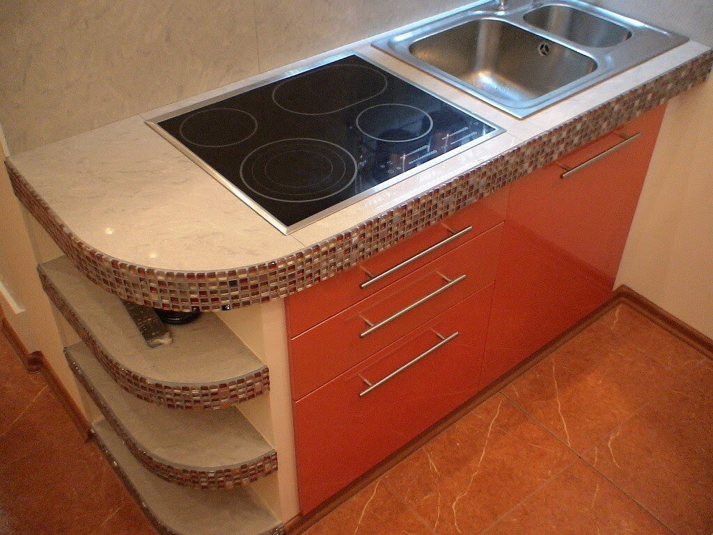Столешница на заказ санкт петербург 1400х800. Кухонный гарнитур с варочной панелью. Кухонный гарнитур с плитой. Варочная поверхность на кухне. Кухня со встроенной варочной панелью.