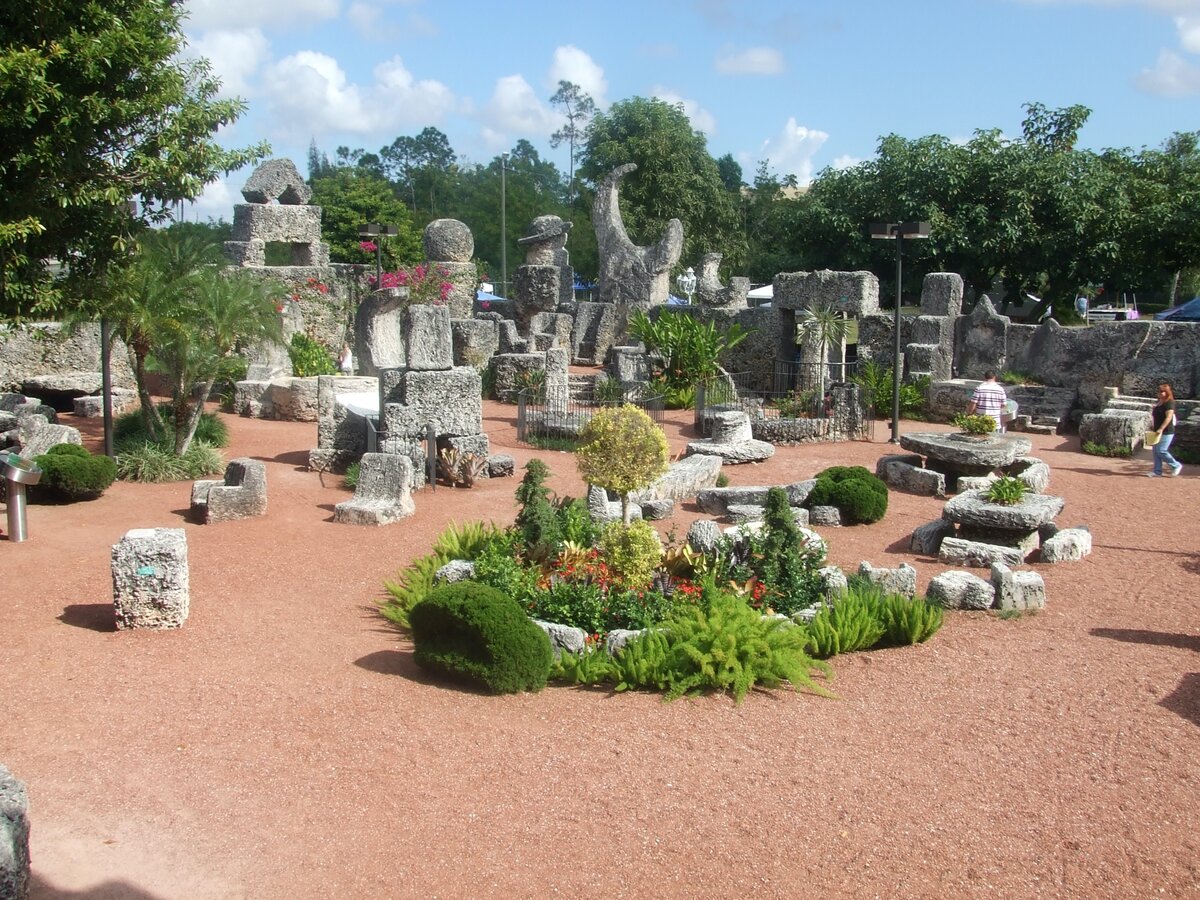 Вытачивал блоки и перетаскивал огромные блоки для будущего замка