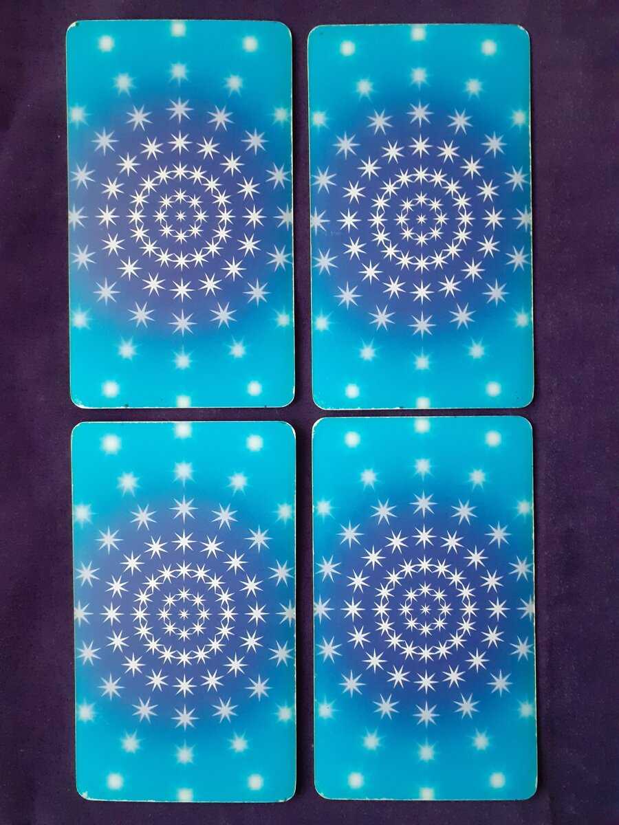 Выберите одну карту из четырёх.