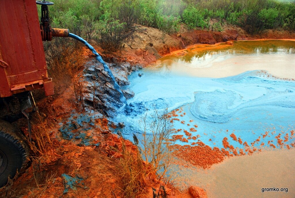 Жидкие отходы. Химическое загрязнение воды. Химикаты в воде. Химические отходы в воде. Промышленные отходы в воде.