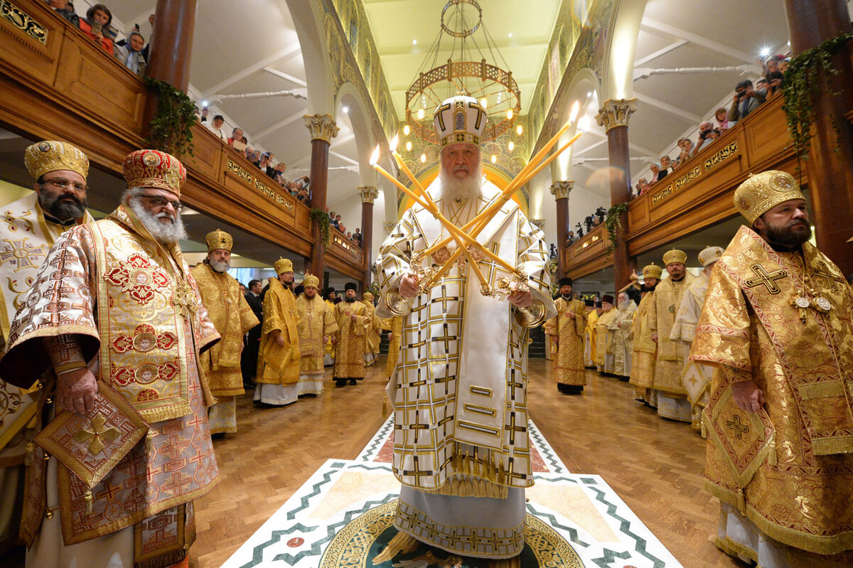 Священник православной церкви в рясе