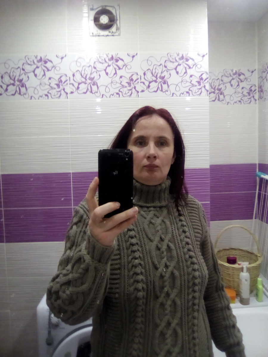 Иногда приходится даже мужской свитер фотографировать на себе, заказчики такие стесняшки...