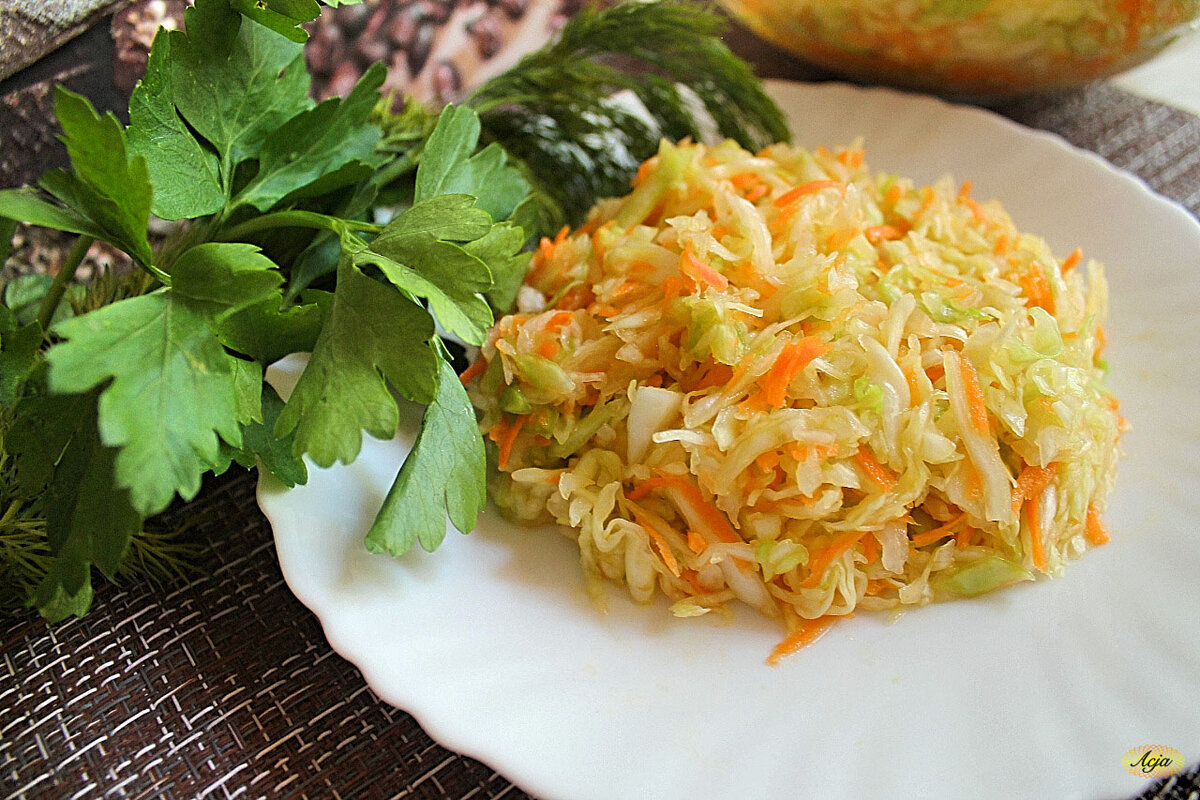 Блюда из капусты. Морковный салат с капустой. Салат витаминный. Салат витаминный из капусты и моркови. Легкое с капустой рецепт