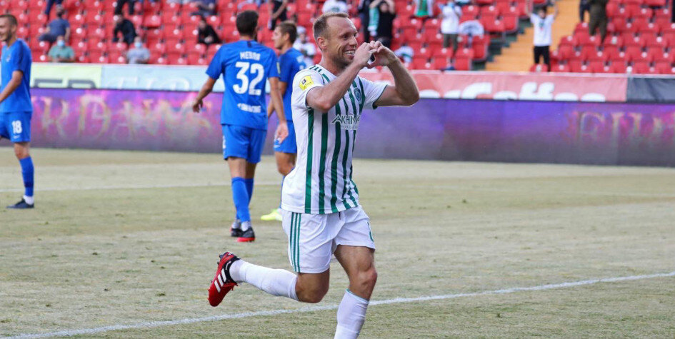 Денис Глушаков празднует гол в матче с "Сочи"