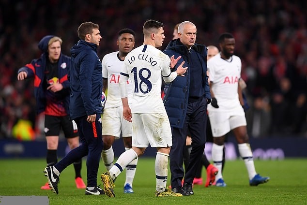 Жозе Моуринью (в центре справа) настаивает, что он не поменял бы Джованни Ло Чельсо на Бруно Фернандеса