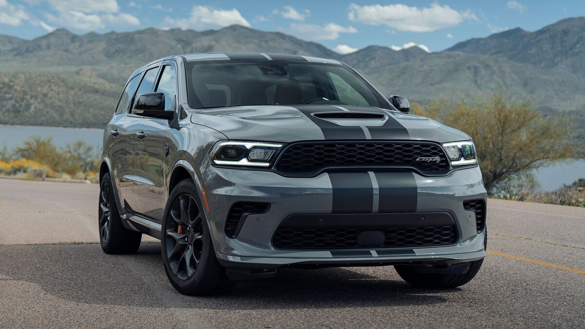 Двигатель установили уже проверенный на собратьях компрессорный 6,2 л. V8 Hellcat, но бывалые маги SRT наколдовали ему 720 л.с.(875 Н.м.), что на несколько лошадок больше чем у Jeep Grand Cherokee Trackhawk.