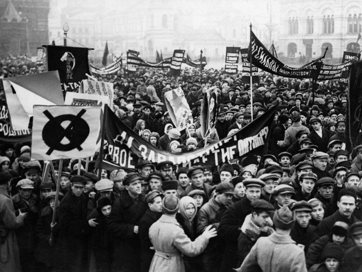 Демонстрация в день десятой годовщины революции. Москва, 1927 г. Источник:  https://varjag2007su.livejournal.com/4011760.html