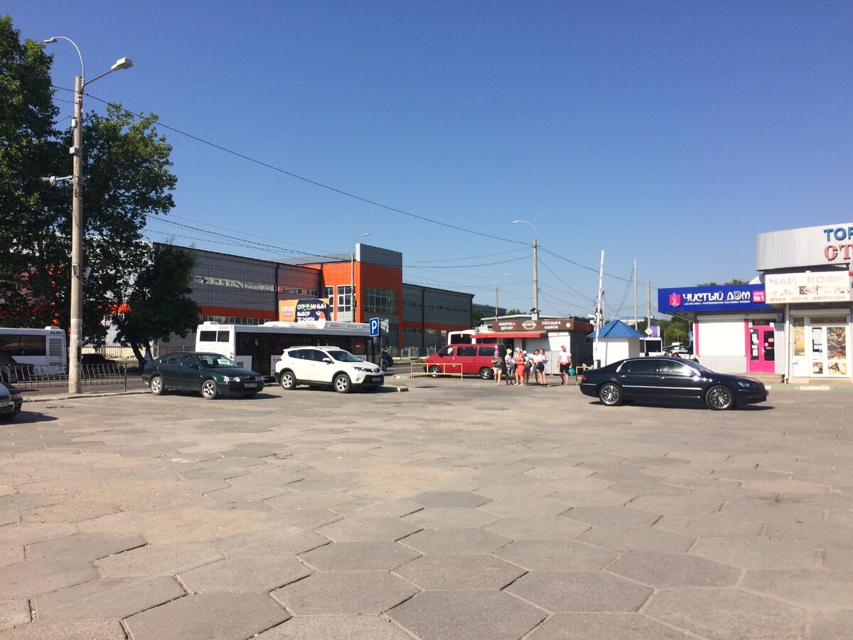 Вдалеке очередь на маршрутку в Николаевку