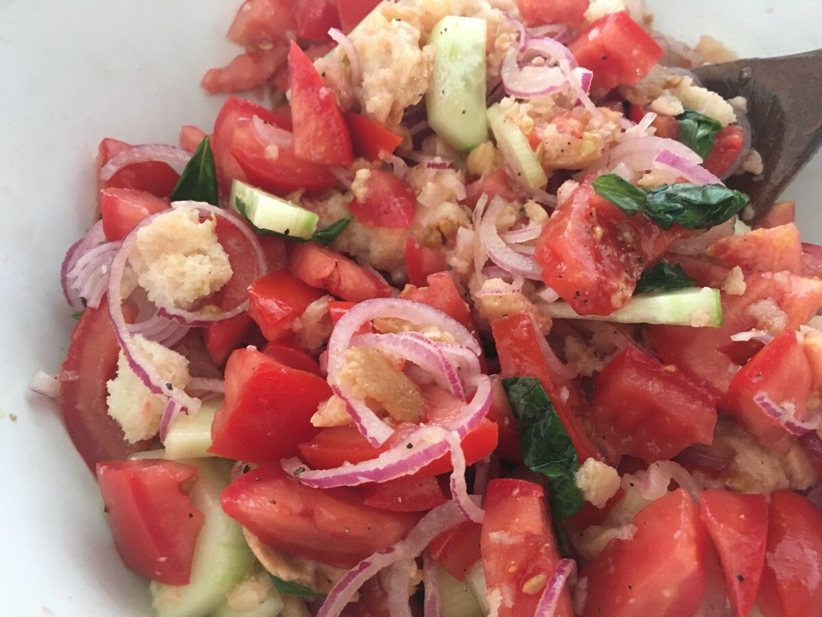 Итальянский салат с гренками и помидорами