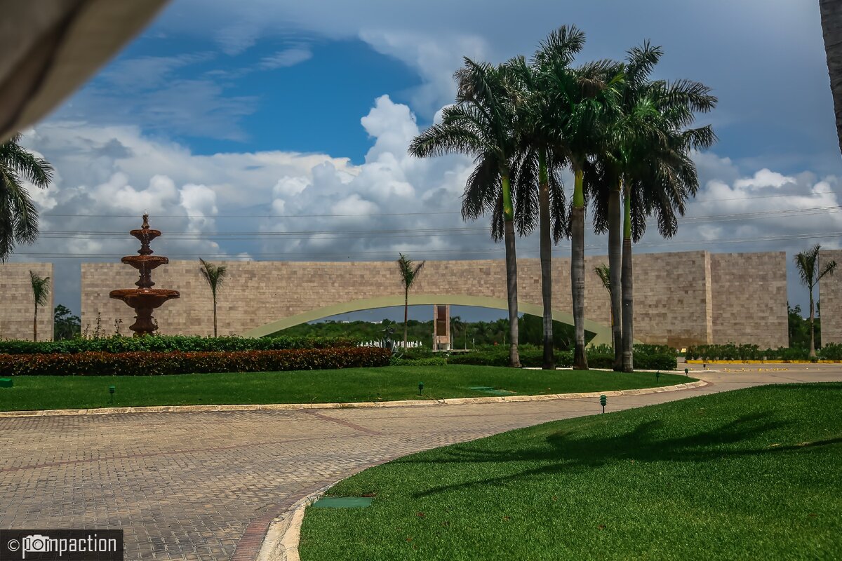 На въезде в отель