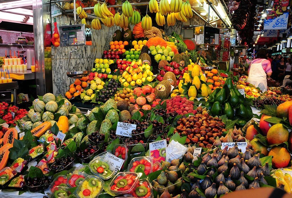 Провозить фрукты в самолете. Фрукты Испании. Самолет с фруктами. Барселона Меркадо ла Бокерия внешний вид. Рынок в Барселоне на Рамбле фото.