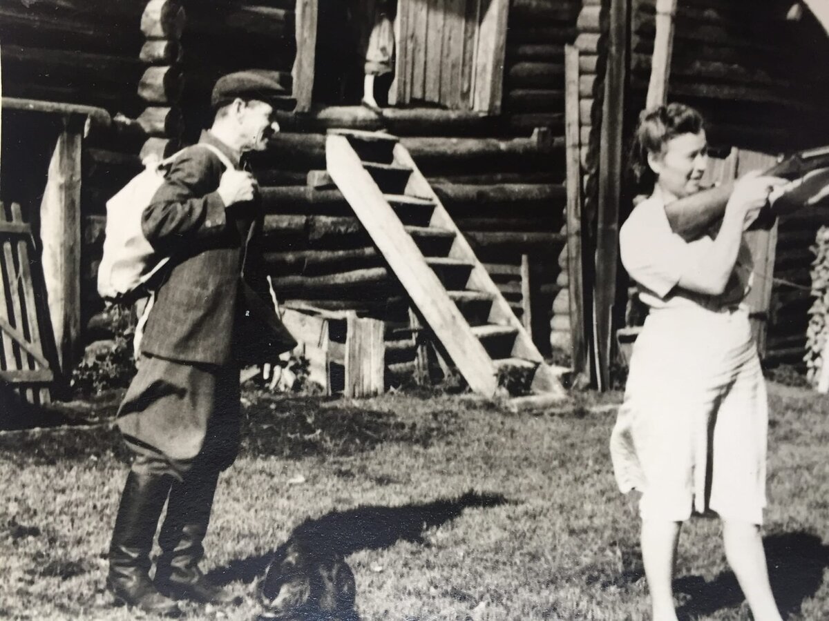 Бабушка Антонина Васильевна и её отец. 1953г. Фото из личного архива.