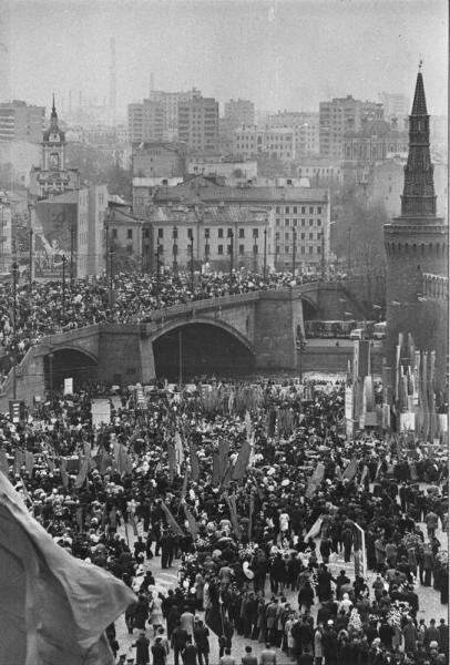 7 ноября 1982. Большой Москворецкий мост.
Непривычно видеть такие толпы народа после карантина, не правда ли?