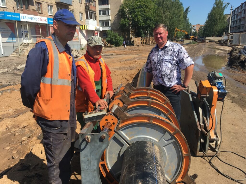 Слева направо: бригадир монтажников наружных трубопроводов
Ю.В. Михайлов, монтажник наружных трубопроводов И.А. Родионов и старший мастер А.А. Михайлов