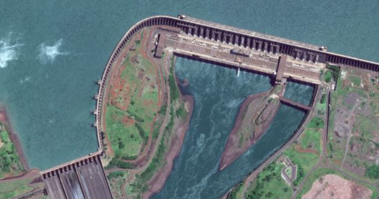 Многие плотины, такие как Итайпу между Парагваем и Бразилией, удерживают большое количество воды для выработки электроэнергии.