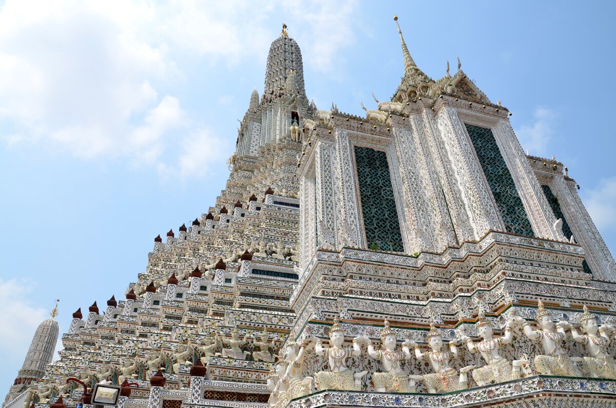 Центральная башня храма Рассвета высотой 79 метров. Фото автора.