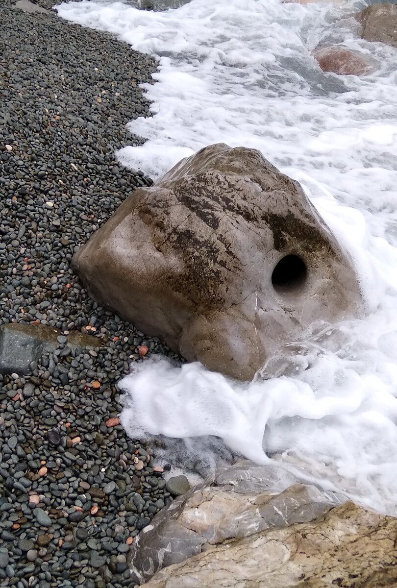 Прошел процесс выветривания или вымывания более мягкой субстанции из тела камня