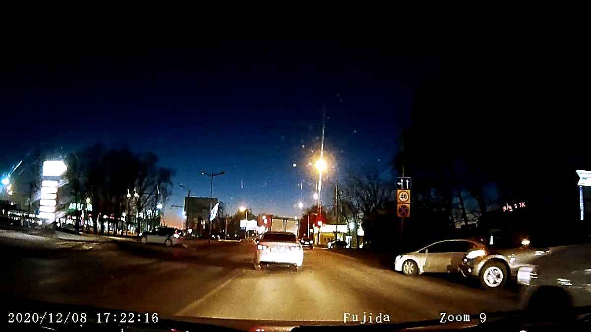 справа видно две машины хотят в мою полосу