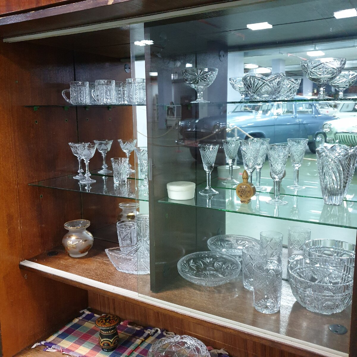 Тут и хрусталь