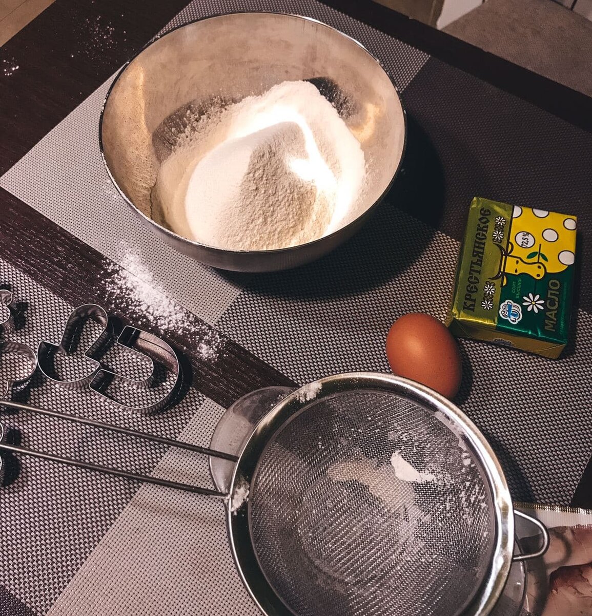 Просеяли муку через сито