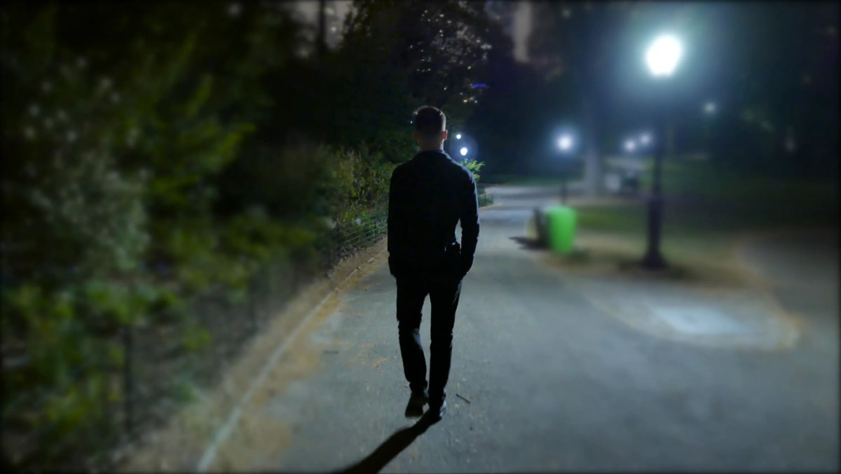 В парке в полной темноте упр 364. Парень ночью на улице. Прогулка ночью. Человек идущий в темноте. Парень идет по улице.