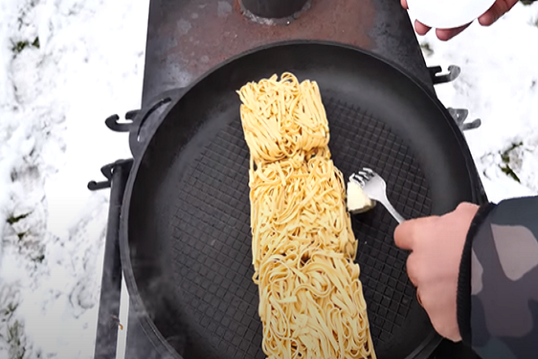 Выкладываем лапшу на сковородку