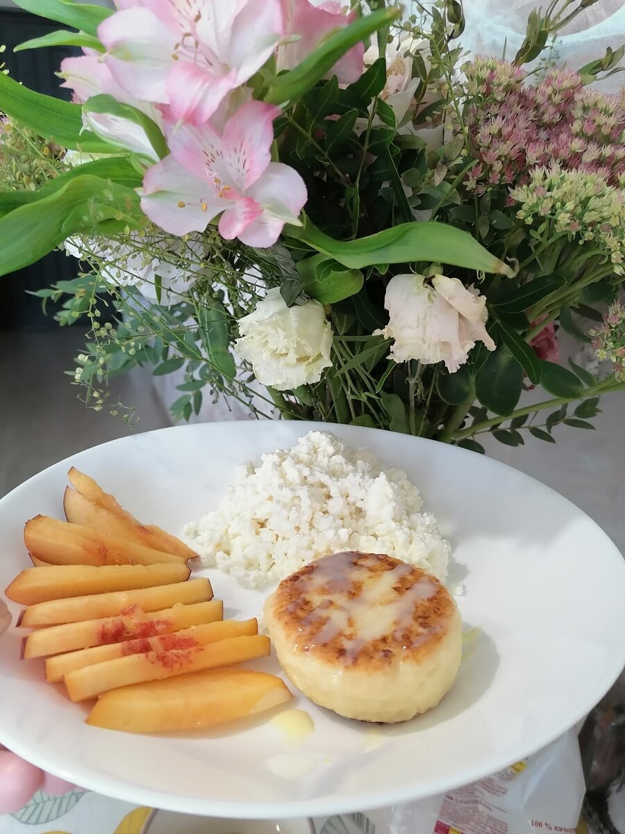 Ещё можно подавать сырники со фруктами и полить сверху мёдом, тоже получается очень вкусно