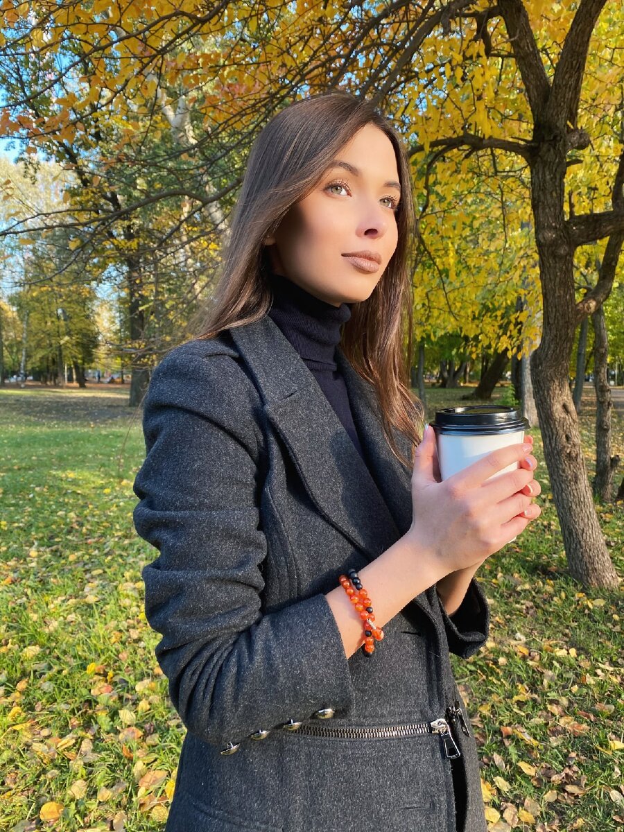 На модели браслет из сердолика