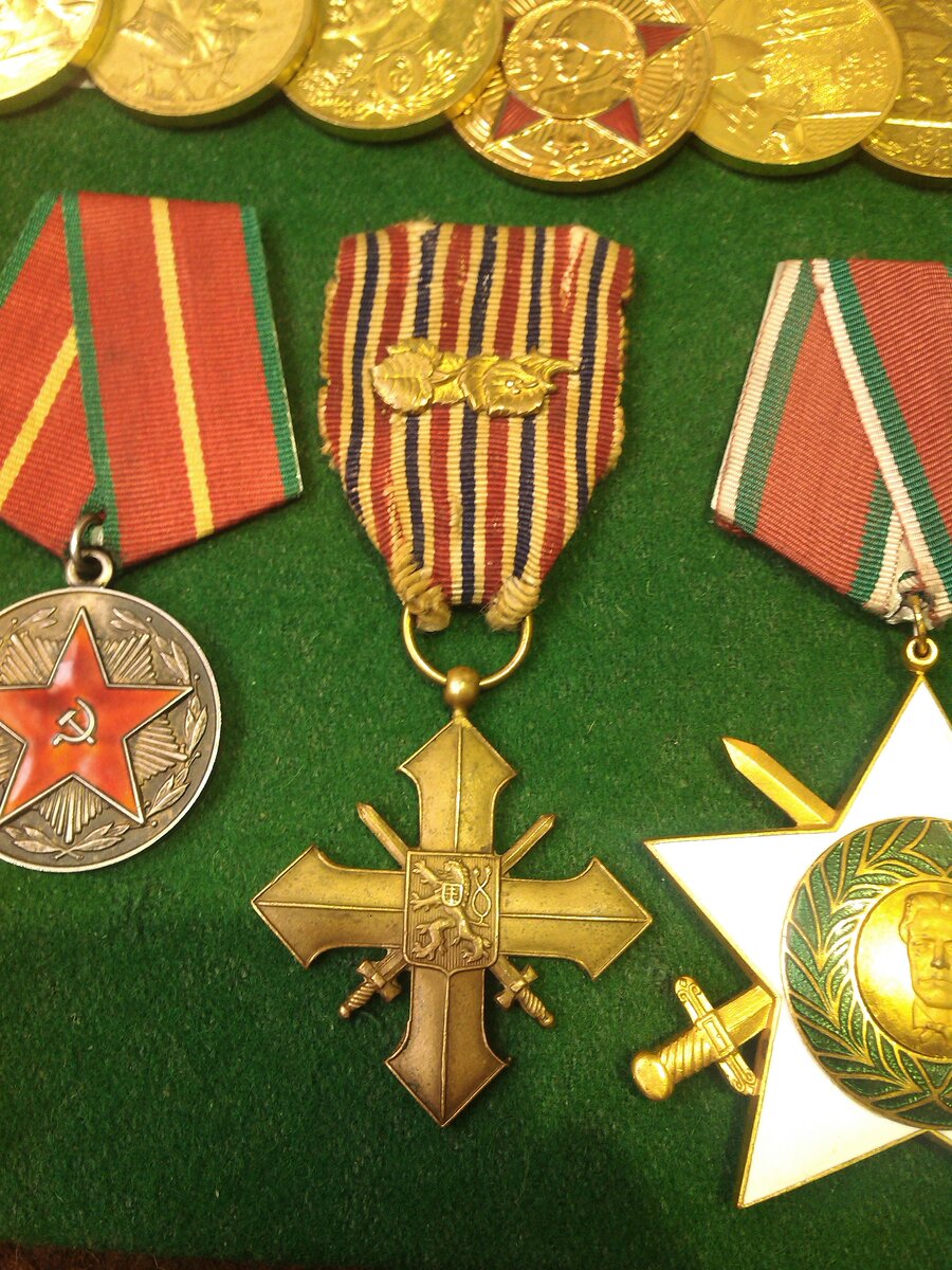 Несколько лет подряд мечтал заполучить Чехословацкий Военный Крест 1939.   Награда  учреждена чехословацким правительством в изгнании(находящемся в Великобритании) , 20 декабря  1940 года- (на момент публикации поста - ровно 80 лет назад. ).Награда очень стильная- Бронзовая  , в европейском рыцарском стиле :Лев, мечи, гербы. Стильно смотрелось всё это на мундирах.
 Были как минимум 3 эмиссии (варианты изготовления). Первая -1940-1941- это лондонская эмиссия. Вторая и третья- пражские- это 1945 и 1946 гг..