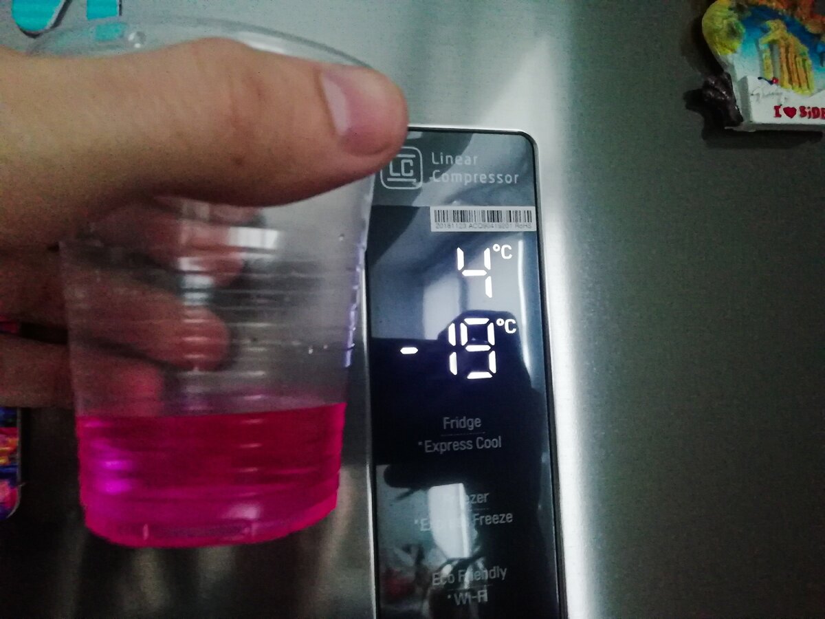 Налил немного антифриза в пластиковый стаканчик и установил температуру морозильной камеры на -19 градусов