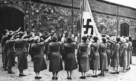 Немецкие женщины приветствуют нацистский флаг в 1940 году. Изображение взято из открытого источника