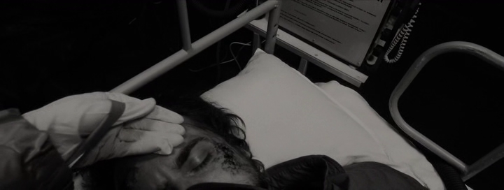 Чья то рука в резиновой перчатке!!!))) проверяет у человека температуру. Ему сделают укол и он  сразу же умрет.