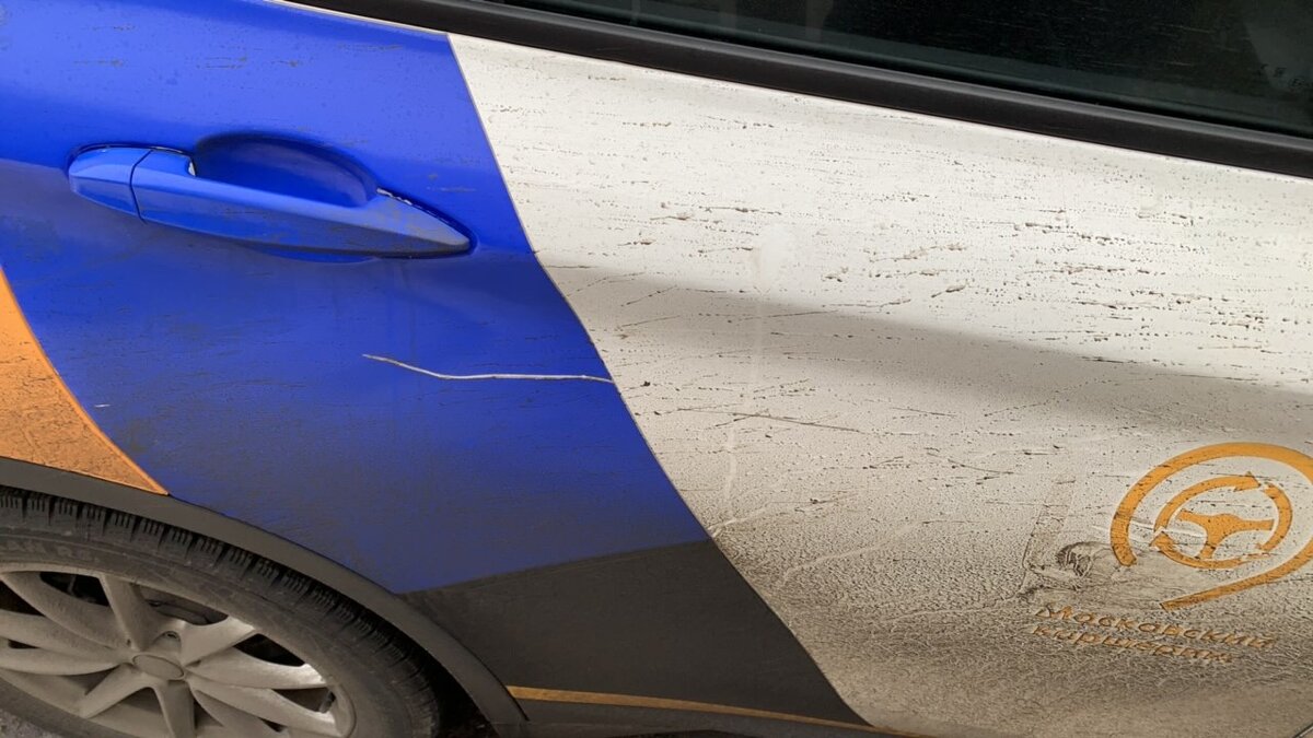 Царапины, наклейки потёртые. 