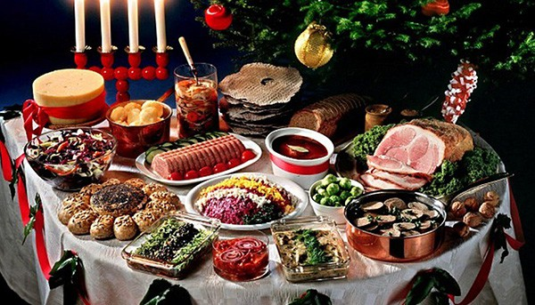 Всем привет, уже сложилась определенная традиция задабривать на Новый год будущего покровителя вкусными блюдами. Поэтому я хочу рассказать ,как правильно накрыть праздничный стол на новый 2021 год!