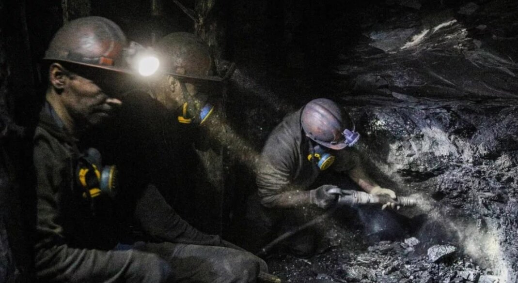 «Жалкие гроши». Потерявшие здоровье шахтеры требуют пересчитать выплаты