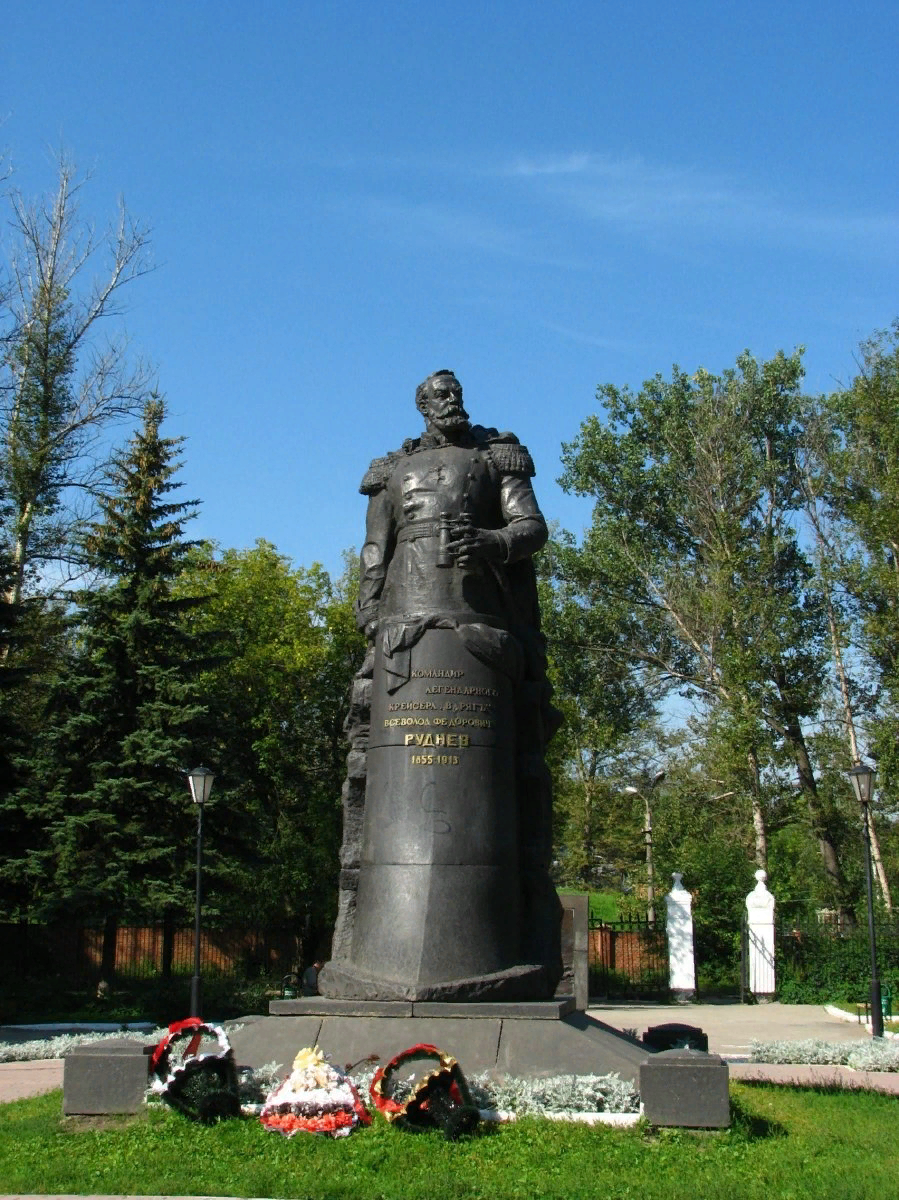 Памятник варяг. Памятник, командиру крейсера "Варяг» в. ф. Рудневу. Памятник Рудневу в Туле. Памятник Всеволоду Рудневу в Туле.