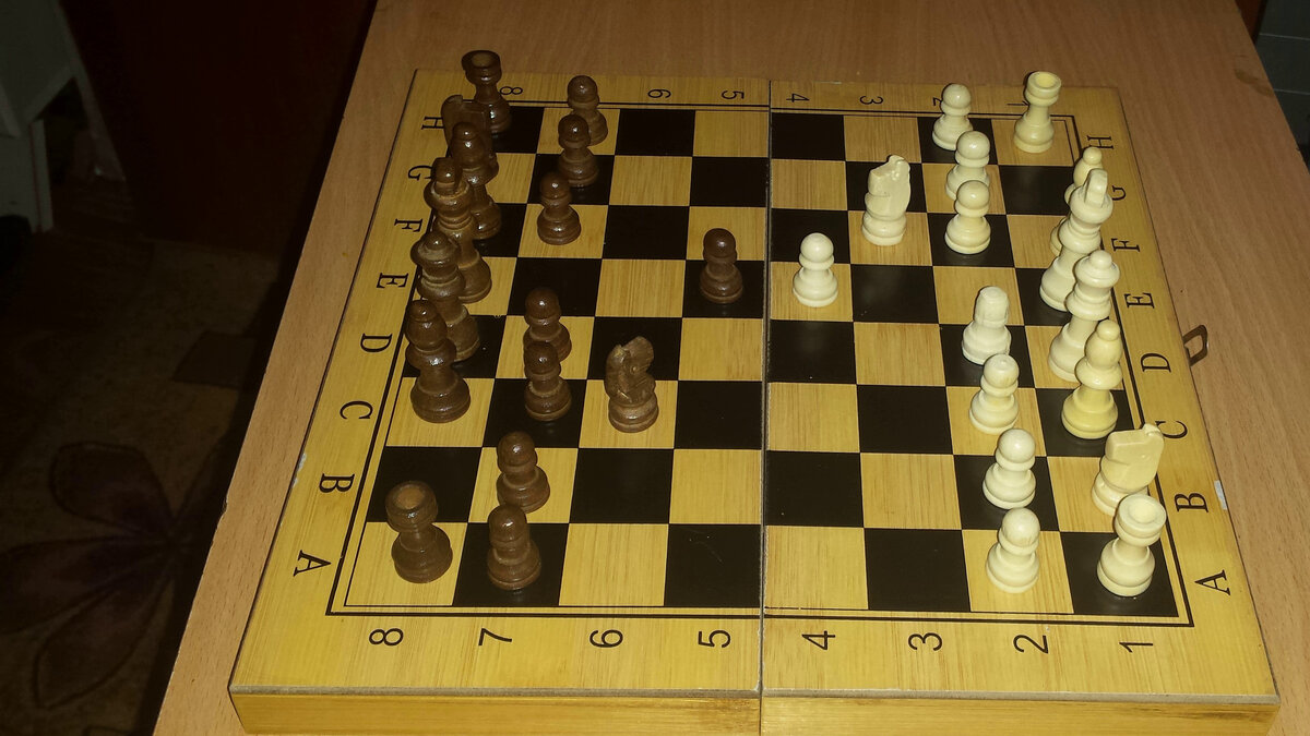 Белые конь F3 - Чёрные конь C6. 