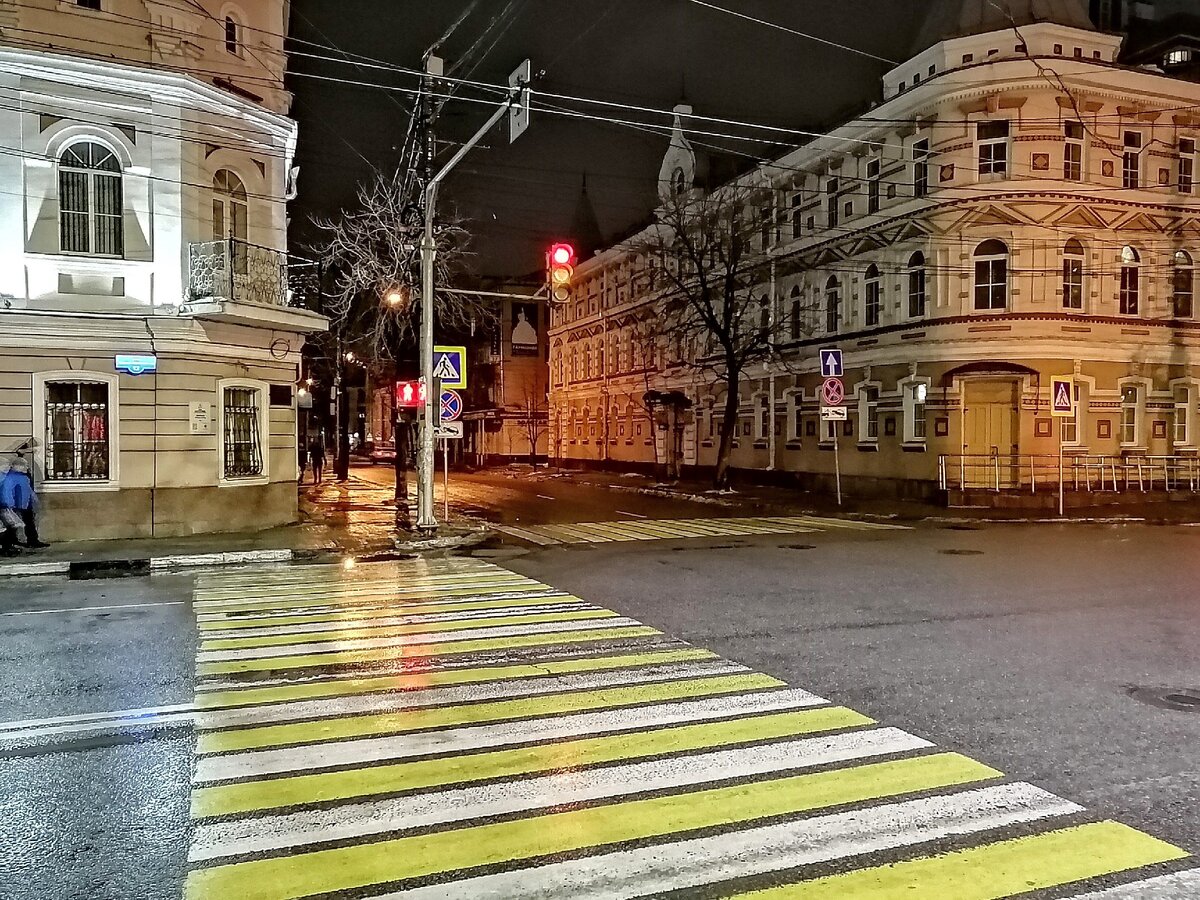 Наверху несколько мотков провода изолированного, сейчас так принято. Сколько бы часов такая ценность провисела бы в 90-ые?
