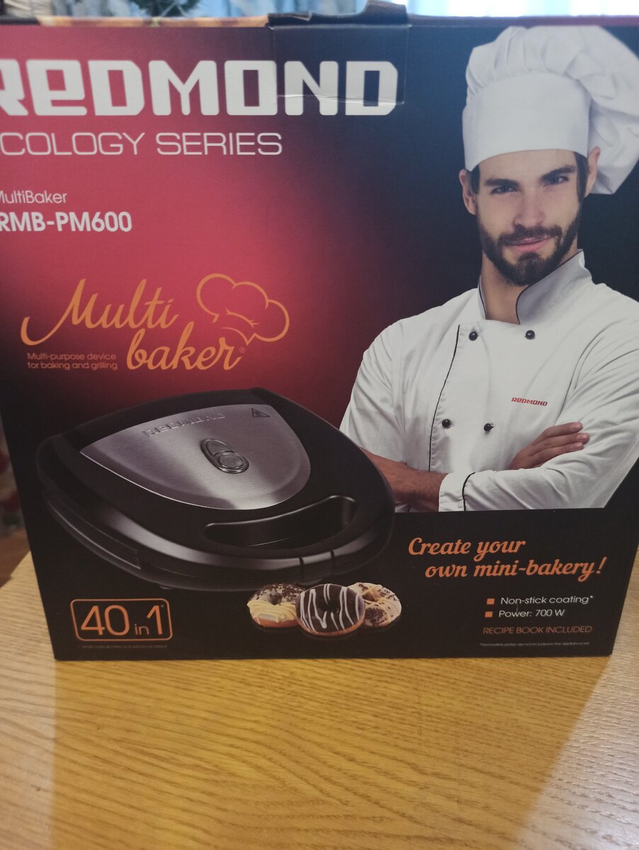 Вот такую вафельницу фирмы Redmond хочу вам показать