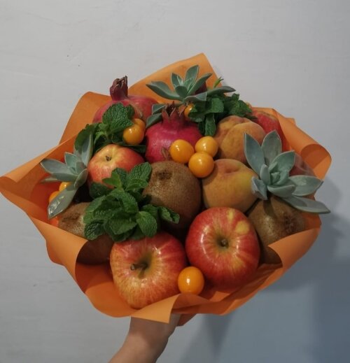 Букет с яблоками, киви и гранатами из нашей студии "Мята и Черника"