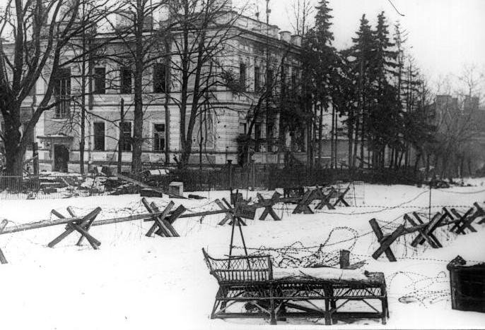 Проволочные заграждения, установленные немцами на Пушкинской улице в Пушкине