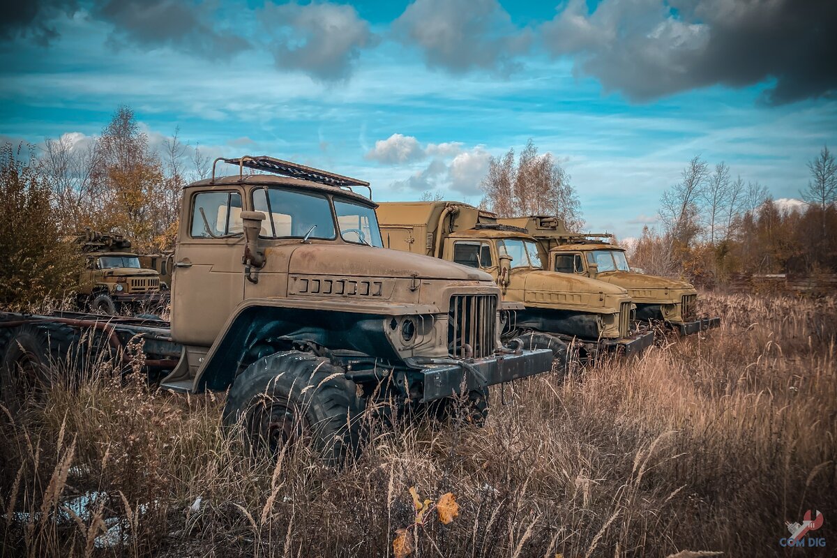 Заброшенные военные грузовики.