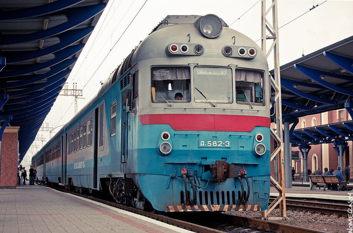 Дизельный поезд Д1 на станции Ужгород. 2010 год. Снимок автора