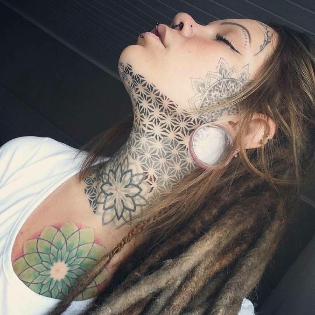Татуировка на шее
