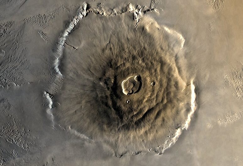 Марсианский вулкан Олимп. самая высокая гора в Солнечной системе