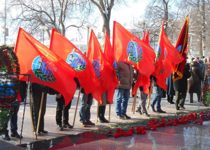 Символично, знамена, а их заказано огромное количество, закрыли лица реальных людей. Фото из открытых источников.