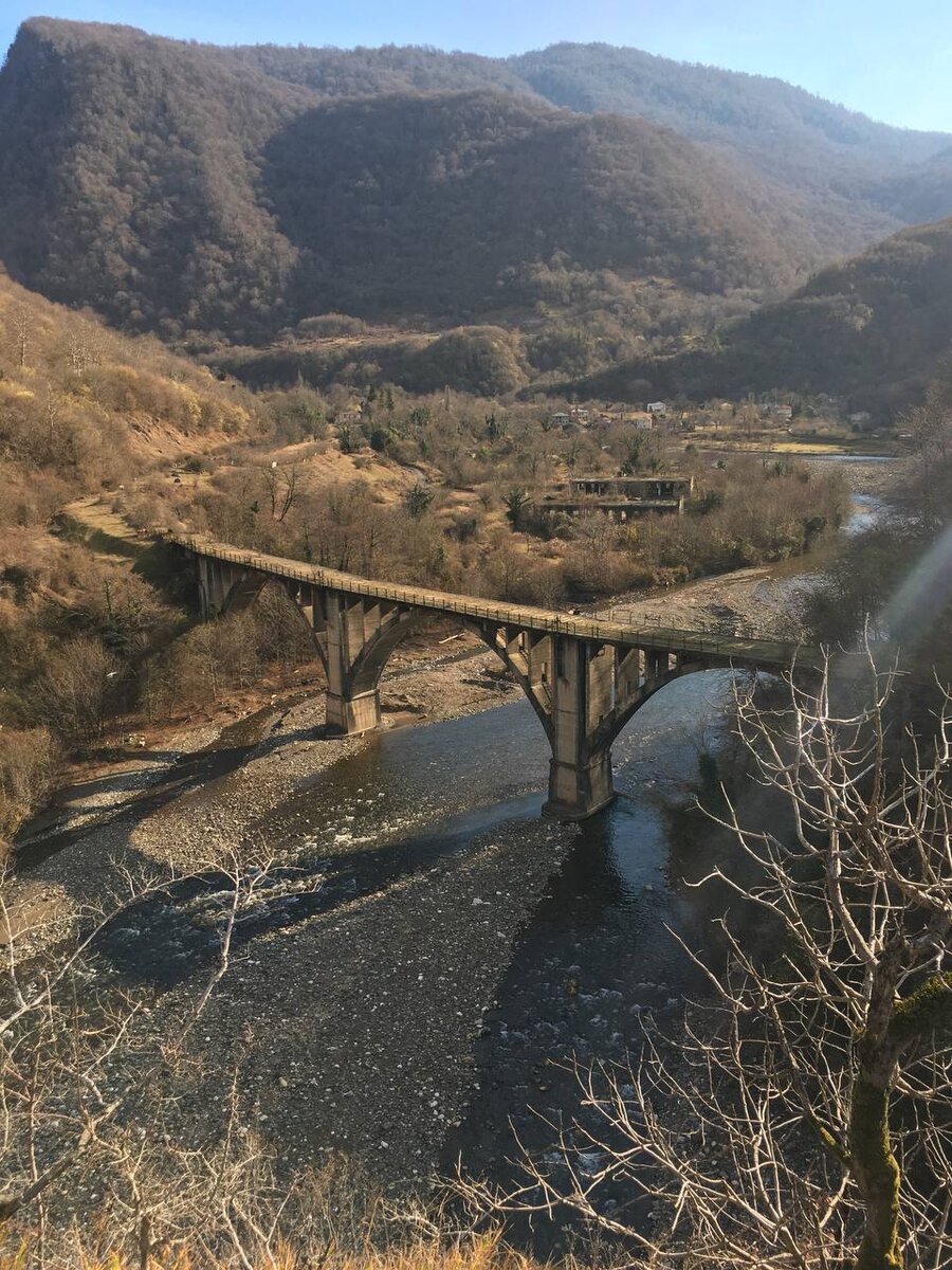 Бывший железнодорожный мост сразу за Ткуарчалом.