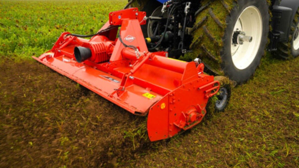 Фото: Официальный сайт Kuhn. Kuhn Biomulch EL-162-300 в работе